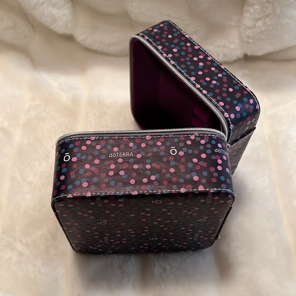 🖤🖤PRICE DROP🖤🖤NWOT💜DOTERRA💜ZIPPER STORAGE CASE💜6 ROLLER BOTTLES &16 OILS - Picture 7 of 7